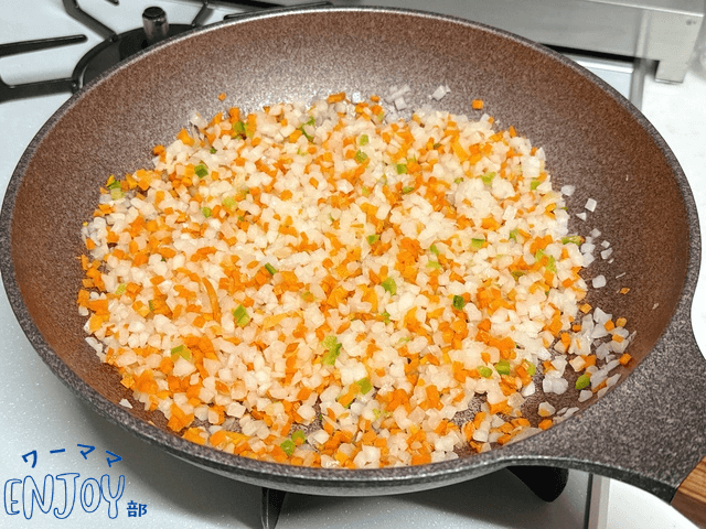 コープデリミールキットのドライカレーの野菜をサッと炒める